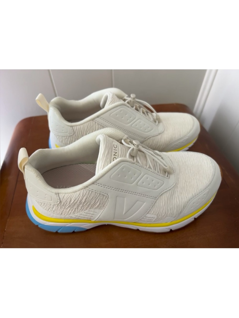Vionic Deon Women’s Sneakers Size 7 White Orthotic Walking Shoes NWOT